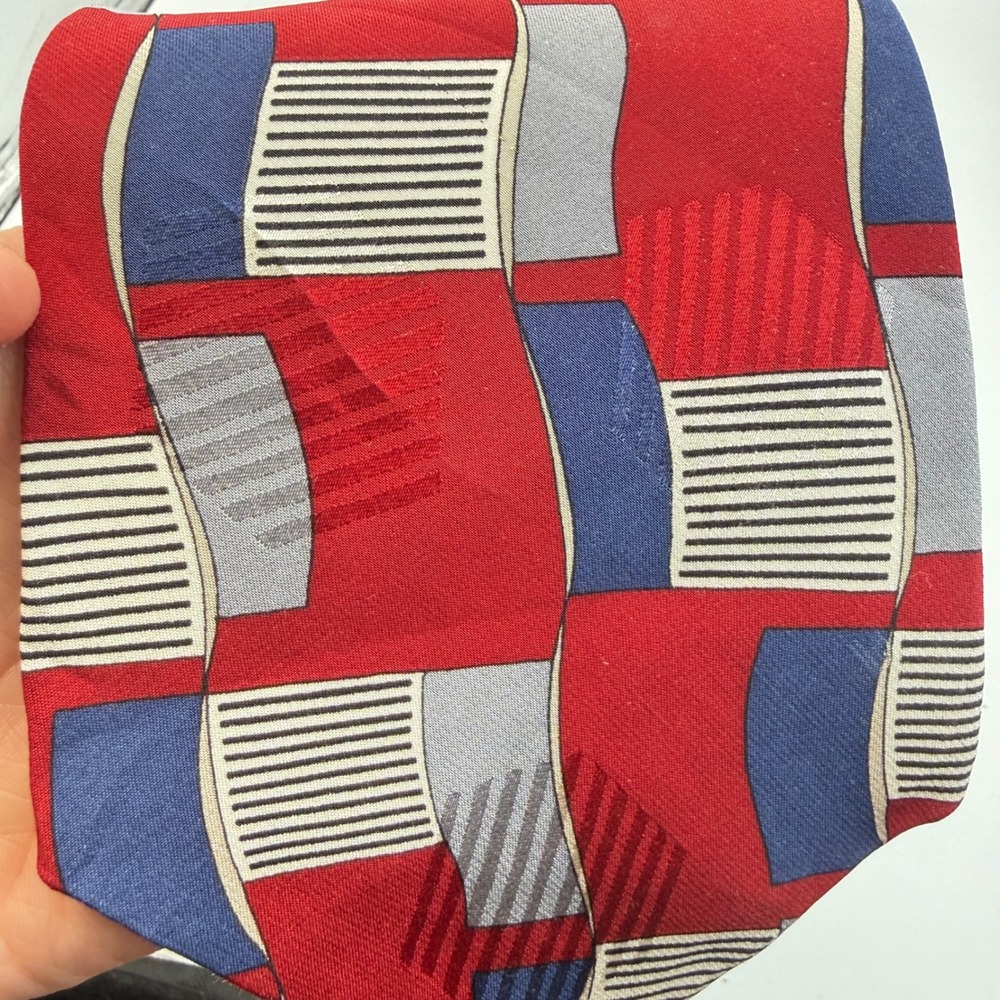 John Henry Mens Silk Tie Red Blue Grey Geometric Abstract Vintage Made in‎ USA - Picture 9 of 13